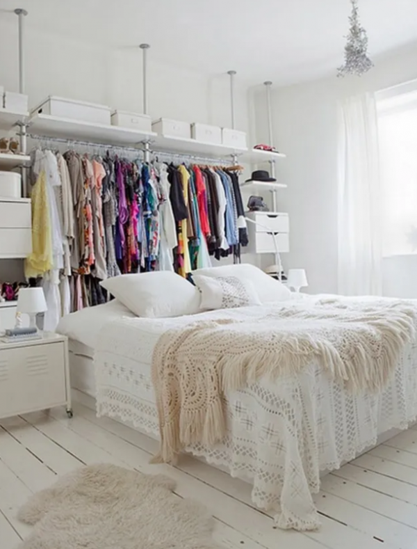 Kamar dengan lemari kaca dan rak baju terorganisir